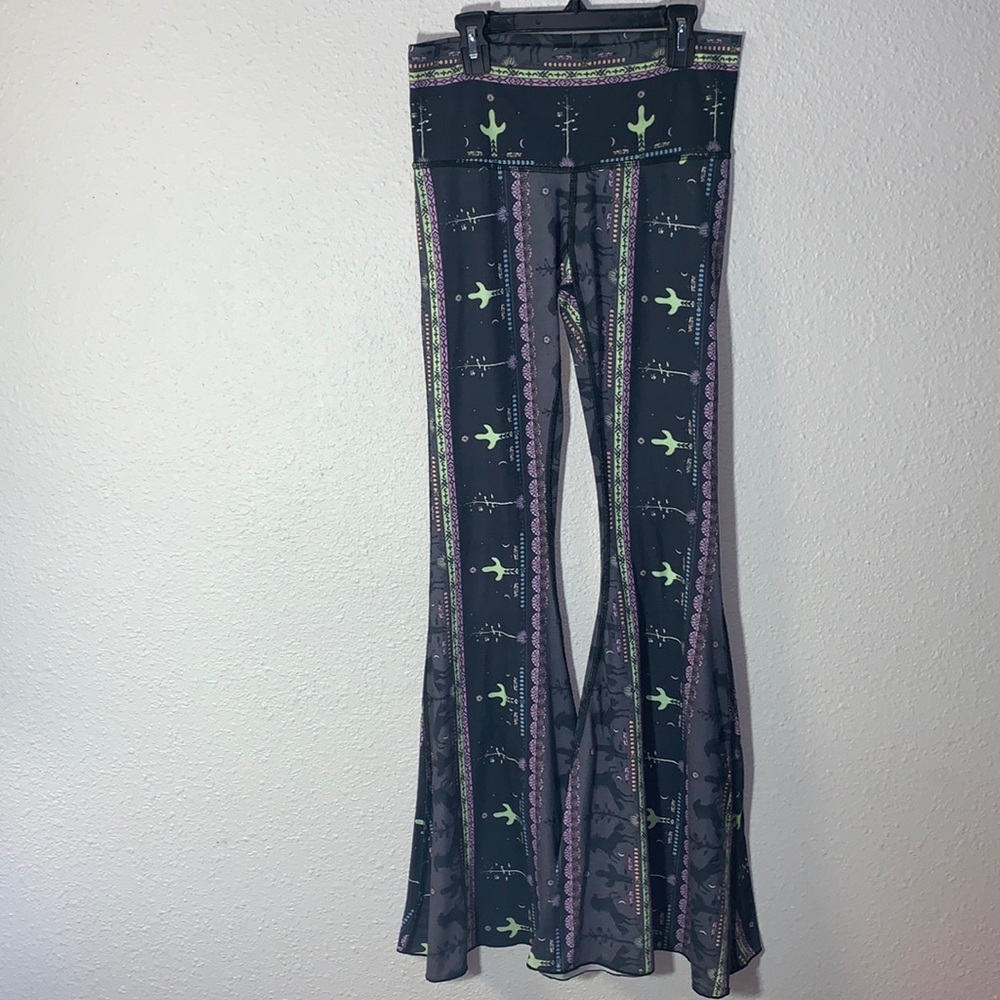Teeki Original Wild & Free print bell bottom Flares Sz S boho western